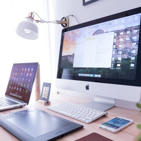 Macbook mit Bildschirm